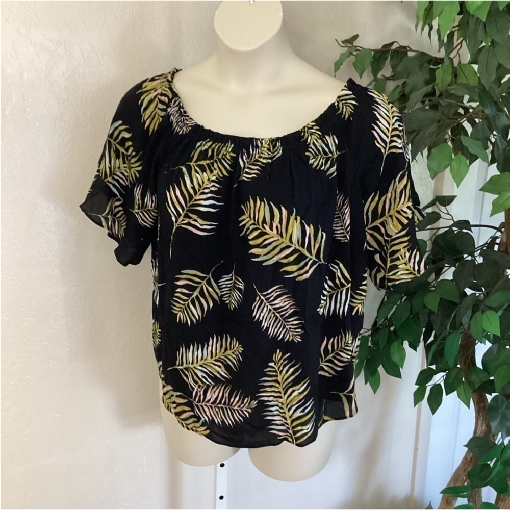 Maurice’s Tropical Print On or Off Shoulder top Woman’s size 1 elbow length
